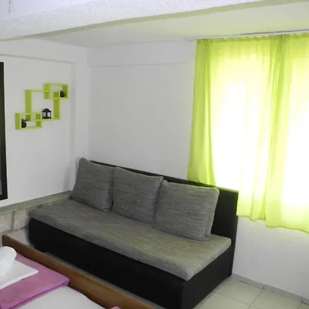 Studio-appartement 70m Vom Entfernt By Interhome