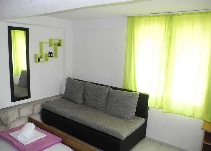 Studio-appartement 70m Vom Entfernt By Interhome